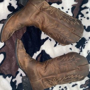 Woman’s Ariat Heritage boot size 10